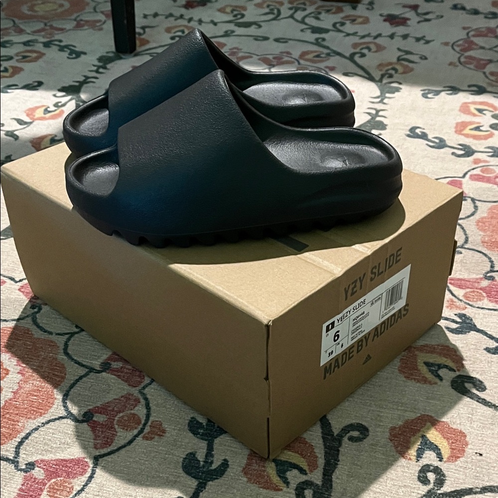 Yeezy slide onyx size 6 M 7 W
